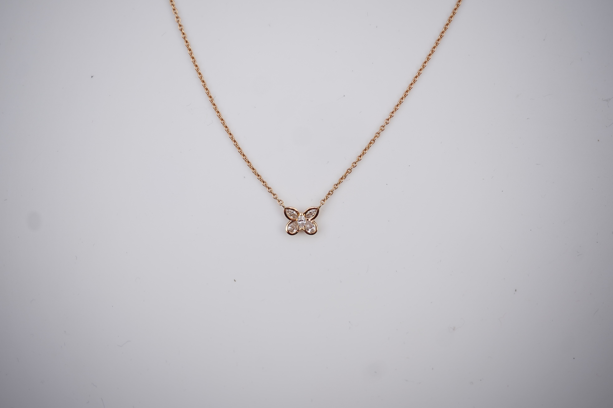 A gold and diamond pendant necklace